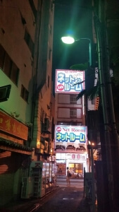 マンボーネットルーム大久保店をのぞむ